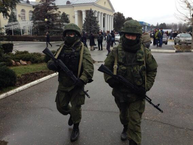 Ένοπλοι προσπαθούν να αποκλείσουν τη Κριμαία από τη Ρωσία – Ρώσοι στρατιώτες αφοπλίζουν τους Ουκρανούς